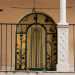 ...che celano una vetrata ad arco finemente arricchita da decori in ferro